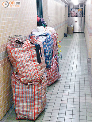 有公屋租戶將雜物堆放走廊，對其他住戶構成滋擾。(讀者提供)