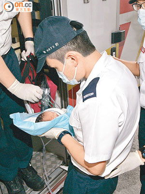 救護員將遭遺棄女嬰送院檢驗。（李國健攝）
