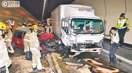 肇事的士與貨車互撼後，車頭縮入車廂內，損毀嚴重。