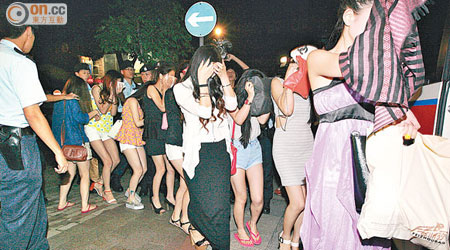 在尖沙咀涉嫌賣淫的內地女子被帶走。（楊偉嶽攝）