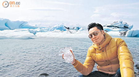 王賢誌話冰川受全球暖化影響，冰塊逐步融化，隨地都可拾到。（受訪者提供）
