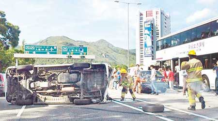 客貨車被九巴撞至翻側，消防員趕至救援。（互聯網圖片）