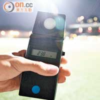 記者晚上到蒲崗村道公園足球場的龍門位置檢測光度，發現僅為二十三點八勒克斯。