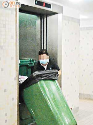 垃圾槽故障期間，清潔工人需使用升降機運送垃圾。