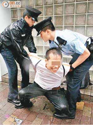 情緒激動<br>男子被警員拖往路邊後仍激動不已。（吳文聰攝）