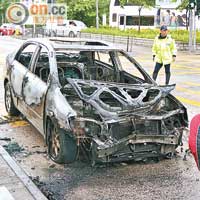 着火私家車嚴重焚毀，僅剩車架。（戴展邦攝）