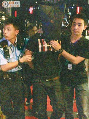 一名男子被警方拘捕帶署。（李豪杰攝）