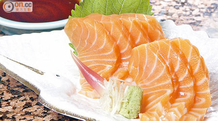 三文魚含有奧米加三脂肪酸。