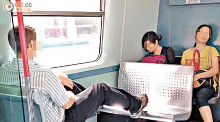 東鐵線<br>有港鐵乘客於車廂「飛象過河」，影響其他乘客（讀者提供）。