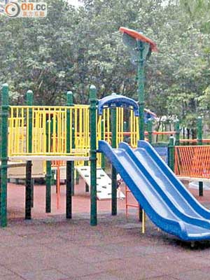 屯門<br>兒童遊樂場現正進行工程，被指容易造成積水。