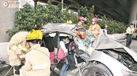 私家車司機受傷被困，消防員設法拯救。（梁國雄攝）
