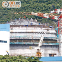 台山<br>台山核電站其中一個機組的穹頂上有約三十名工人趕工。