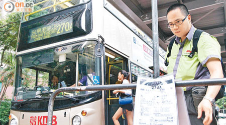 粉嶺華明巴士總站有九巴車長亦查看新增路線詳情。（潘思維攝）