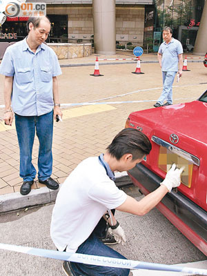 的士司機（左）在場協助調查。（陳桂建攝）