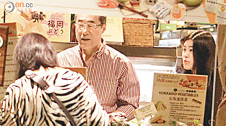 唐英年同女兒（中及右）一齊喺北海道美食專櫃細心研究。