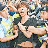 「香港人優先」成員招顯聰涉公眾地方行為不檢被警方帶走。