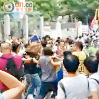 熱血公民成員與挺梁市民互相揮拳，警方後來拘捕挺梁市民。（讀者提供）