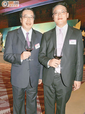 兒子梁宏正（右）登上菁英會主席寶座，身為爸爸嘅立法會議員梁君彥（左）感到自豪。