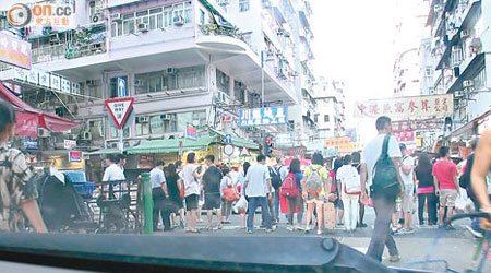 深水埗北河街的排檔逼滿購物的市民，駕駛者要打醒十二分精神。