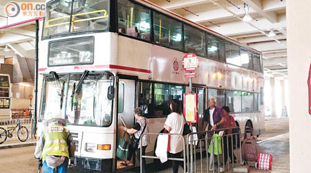 九巴72號線超低地台巴士被指數量不足，對有需要人士造成不便。