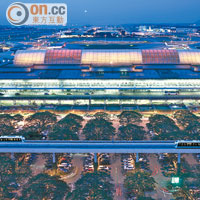 樟宜機場一號客運大樓（圖）的露天停車場，將改建成多用途大樓。（互聯網）