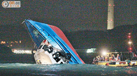 「南丫Ⅳ」在十‧一海難中沉沒，船上三十九名乘客死亡，事後被揭發船上沒有足夠數目的船員。（資料圖片）