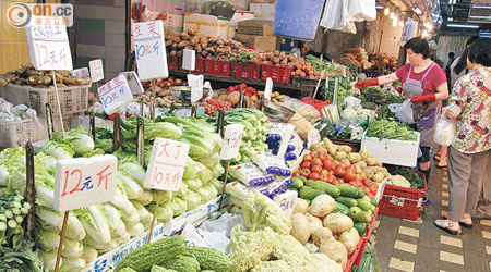 瓜菜價格近期上升，巿民要捱貴菜。（梁耀榮攝）