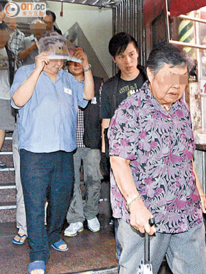 觀塘<br>輔仁街地下竹館中被捕的賭客。（蔡楚華攝）