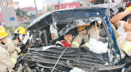 客貨車司機及跟車被困車上，需由消防員救出。（曾紹良攝）