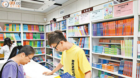 今年教科書貨源較去年穩定，漢榮書局昨未現撲書人潮。（霍振鋒攝）