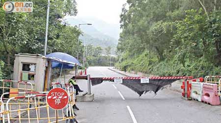 慈山寺在公眾道路設置路障。