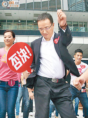 王征帶領亞視上下到政府總部跳舞示威，反對政府再發出免費電視牌照。