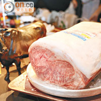 重達七點八公斤的宮崎牛，油花分布細緻，肉質肥美。