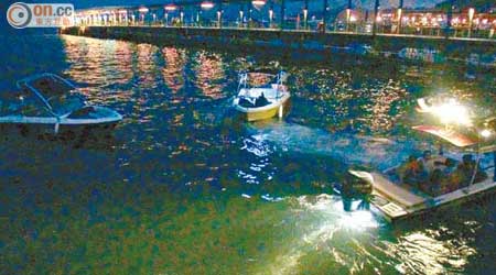西貢有不少快艇在沒有開着照明燈的情況下穿梭碼頭。