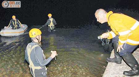 本月中一名男子在大埔布心排村對開海面夜潛捉蟹時失蹤，消防員在場進行搜救。