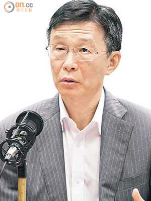 馮康稱沒下令余卓文「全面封刀」，只要求他暫停複雜的新手術。（陳錦輝攝）