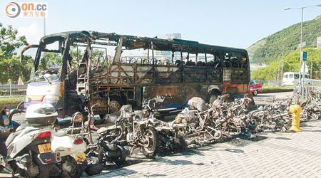 旅遊巴與二十一輛電單車嚴重焚毀。（吳欽旺攝）
