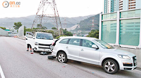 肇事客貨車與四驅車停在路旁。（楊日權攝）