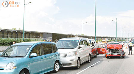 疑私家車爆胎引致五車連環相撞。（曾紹良攝）