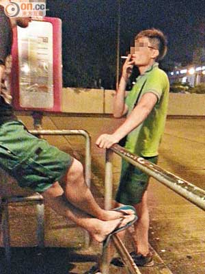 巴士總站禁煙已實施多時，但仍有不少吸煙者無視法例。（讀者提供）