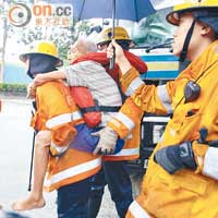 涉水疏散<br>消防員背村民涉水疏散。