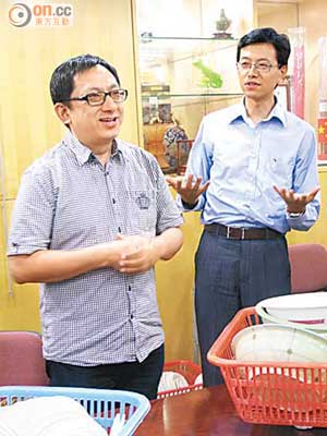 吳秋北（右）表明工聯會堅決反對零售和飲食業輸入外勞。