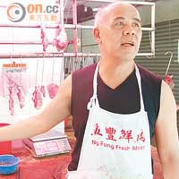本地豬肉店檔主馮先生表示，新鮮豬肉有光澤，顏色鮮艷。