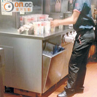 食肆一般使用冰櫃儲存冰塊，惟不少餐廳貪方便未有蓋好冰櫃。