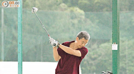 湯顯明在白石俱樂部打高爾夫球，多次揮動球桿打空氣，疑在研究自己打球的姿勢。