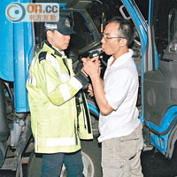 肇事貨車司機接受酒精呼氣測試。