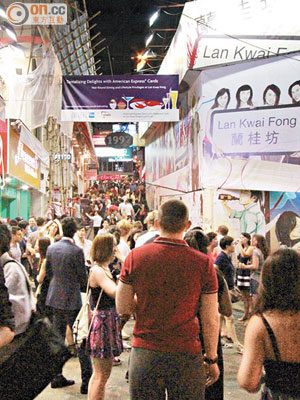 每逢周末晚上，中環蘭桂坊吸引不同國籍遊客前往消遣。