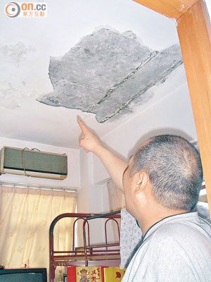 頂層業主黃先生指示天花板石屎脫落情況。