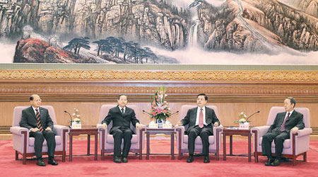 張德江（右二）罕有地接見訪京的黎棟國（左二）及五大紀律部隊首長，並高調地肯定紀律部隊的工作。（中新社圖片）