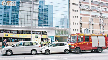 消防車與私家車及七人車連環相撞現場。（曾紹良攝）